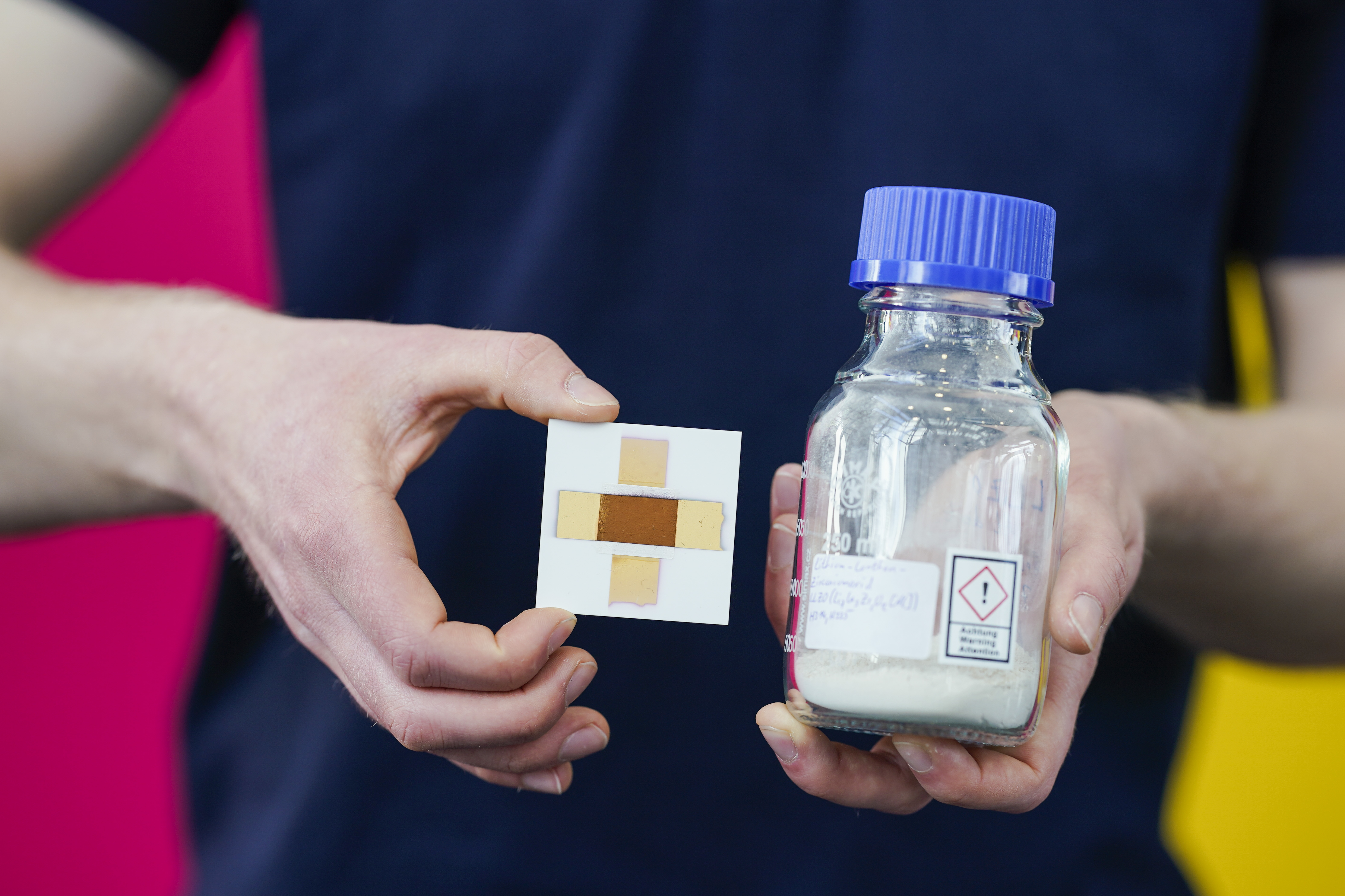 Lukas Weiblen hält im Karlsruher Institut für Technologie (KIT) beim Landeswettbewerb "Jugend forscht“ einen Behälter mit Lithium-Lanthan-Zirconiumoxid und eine Fläche mit Elektrokontakten in den Händen. Das Gewinnerprojekt trägt den Titel „Lithium-Lanthan-Zirconiumoxid - Dünnschichtionenleiter für Festkörper-Lithiumionenakkus“. Über 100 Jugendliche mit 58 Projekten haben sich fürs Landesfinale qualifiziert. Die besten acht Projekte im Landeswettbewerb qualifizieren sich für das Bundesfinale in Bremen.