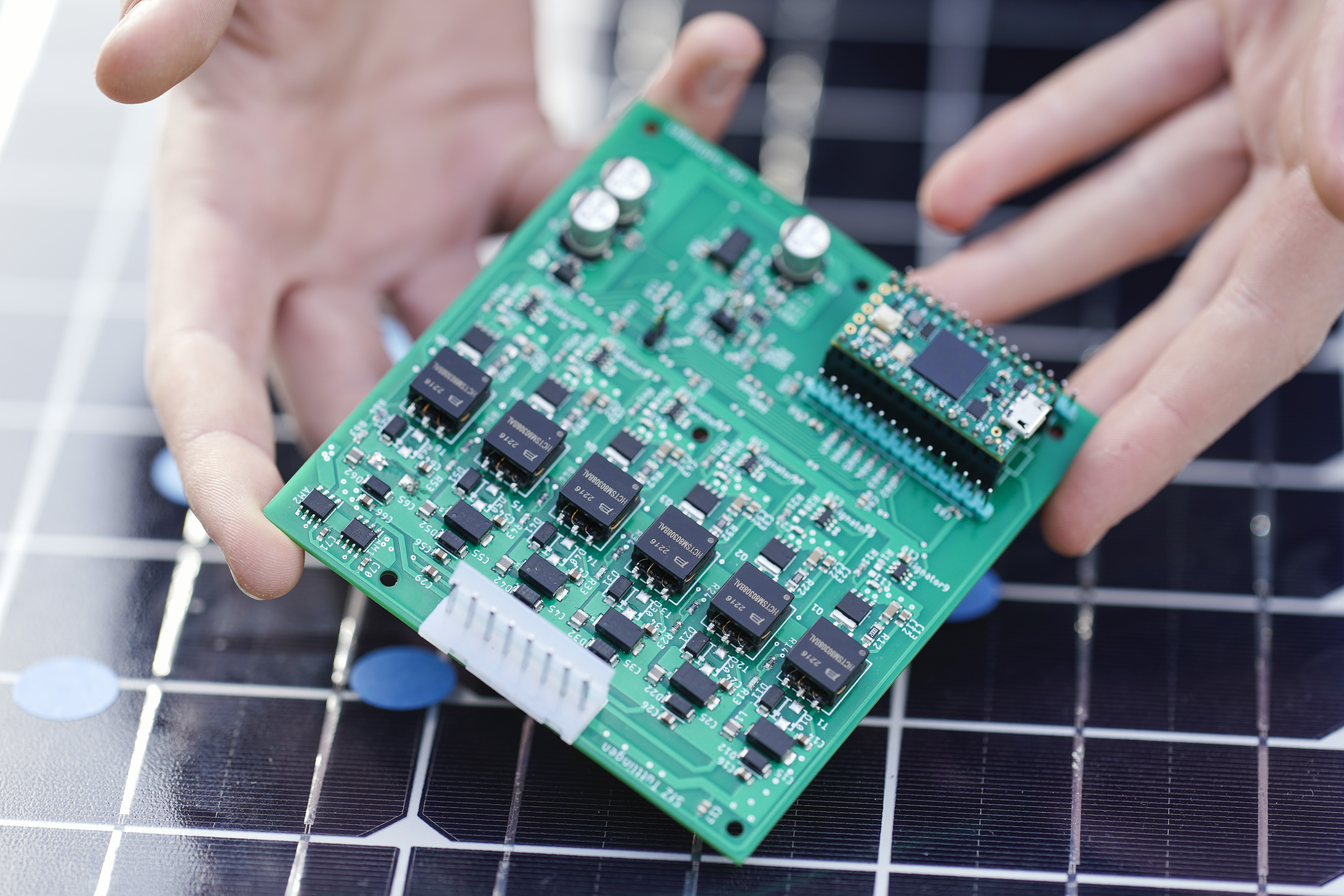 Eine Hand hält im Karlsruher Institut für Technologie (KIT) beim Landeswettbewerb "Jugend forscht“ eine Figur mit einer farbigen Mütze vor ein Flipchart mit mathematischen Formeln. Das Gewinnerprojekt trägt den Titel „Mein Hut der hat n Farben“. Über 100 Jugendliche mit 58 Projekten haben sich fürs Landesfinale qualifiziert. Die besten acht Projekte im Landeswettbewerb qualifizieren sich für das Bundesfinale in Bremen.