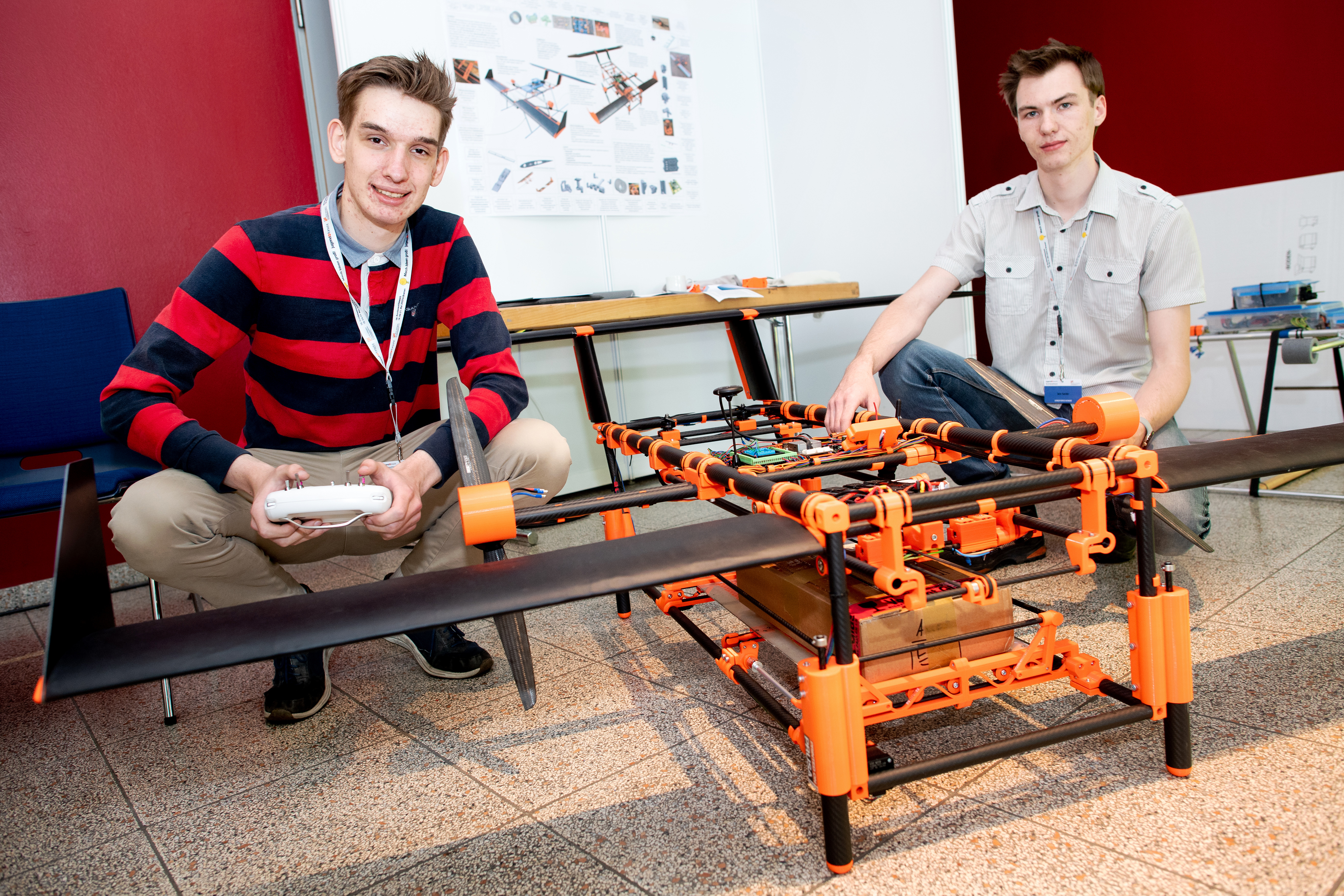 Die Teilnehmer Rupert Ihering (l) und Jann Sander vom Ubbo-Emmius-Gymnasium Leer stellen beim Wettbewerb „Jugend forscht“ ihre selbst entwickelte Transportdrohne „VerSander“ vor. Beim 58. Bundeswettbewerb von „Jugend forscht“ in Bremen werden die besten Projekte aus den Bereichen Mathematik, Naturwissenschaften und Technik ausgezeichnet. Mehr als 170 Talente aus ganz Deutschland haben in der ÖVB-Arena in Bremen ihre Forschungsarbeiten der Jury vorgestellt.