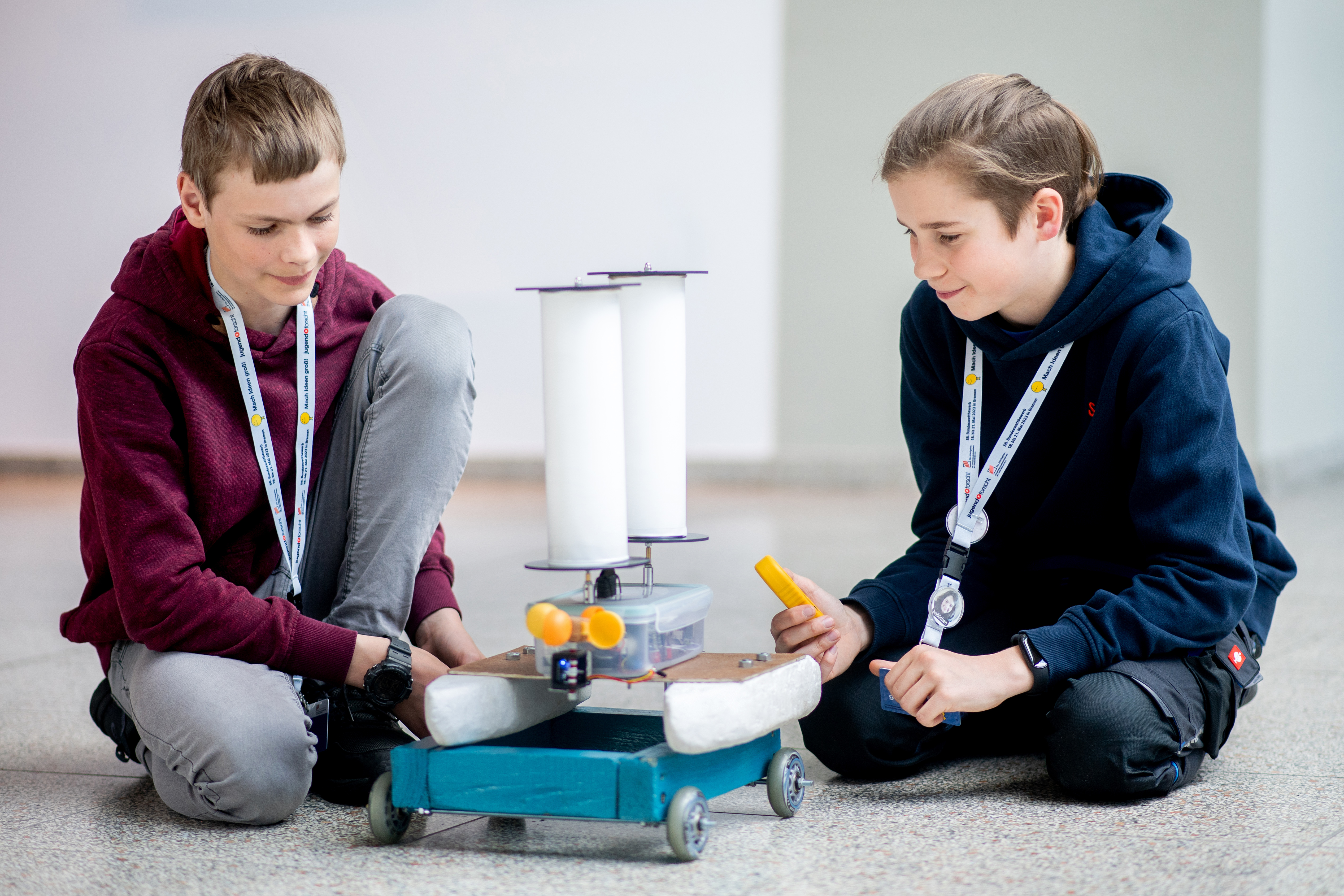 Die Teilnehmer Per Garbrecht (l) und Jonas Bunkowski aus Bremen stellen beim Wettbewerb „Jugend forscht“ ihren Flettner-Rotor, ein der Windströmung ausgesetzter rotierender Zylinder für den Antrieb von Schiffen, vor. Beim 58. Bundeswettbewerb von „Jugend forscht“ in Bremen werden die besten Projekte aus den Bereichen Mathematik, Naturwissenschaften und Technik ausgezeichnet. Mehr als 170 Talente aus ganz Deutschland haben in der VB-Arena in Bremen ihre Forschungsarbeiten der Jury vorgestellt.