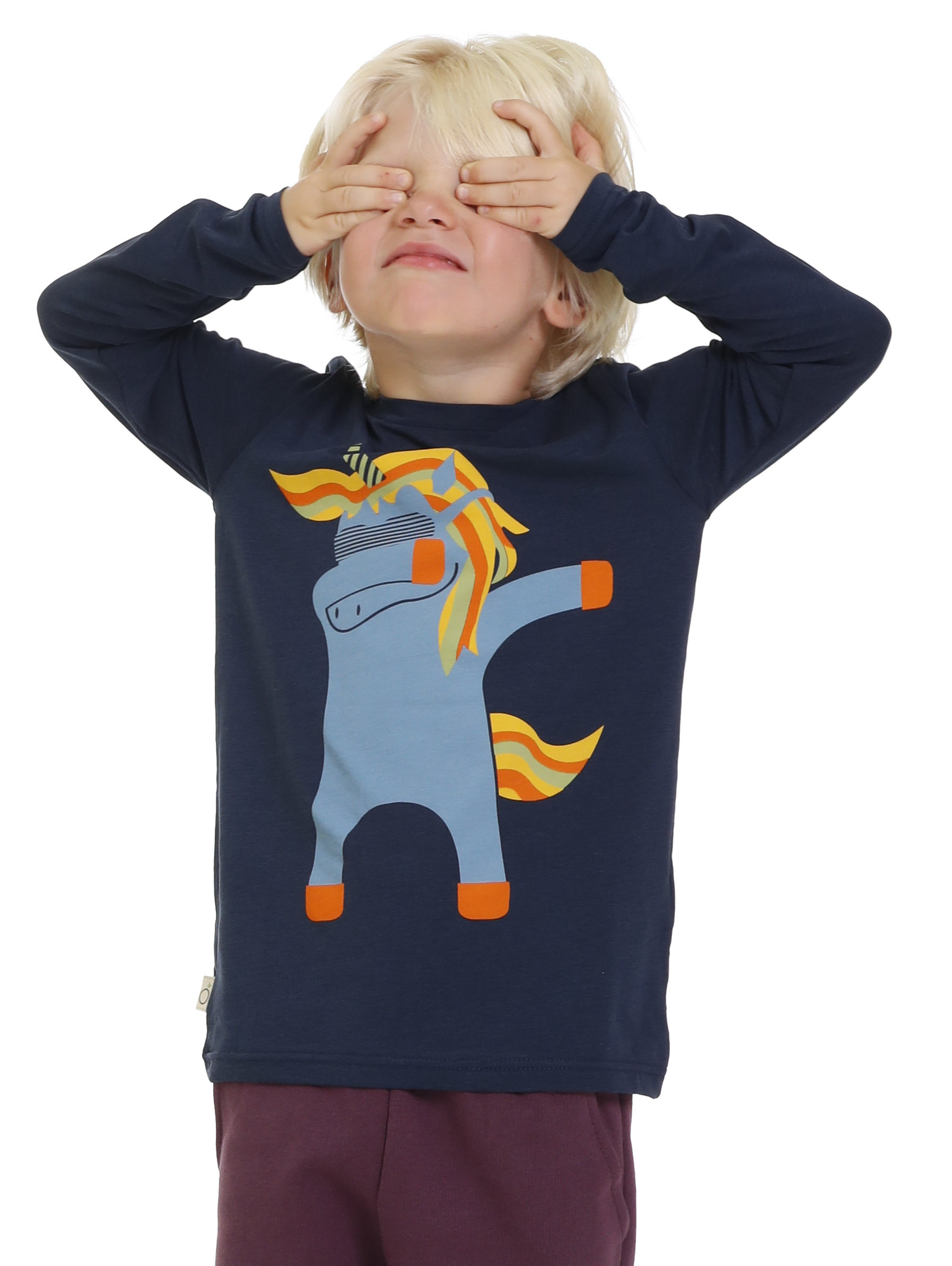 Kind hält sich die Augen zu