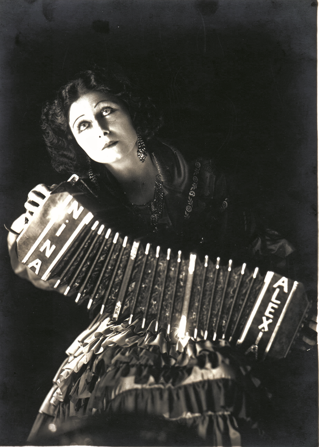 Die Bandoneon- Spielerin Nina Alexia