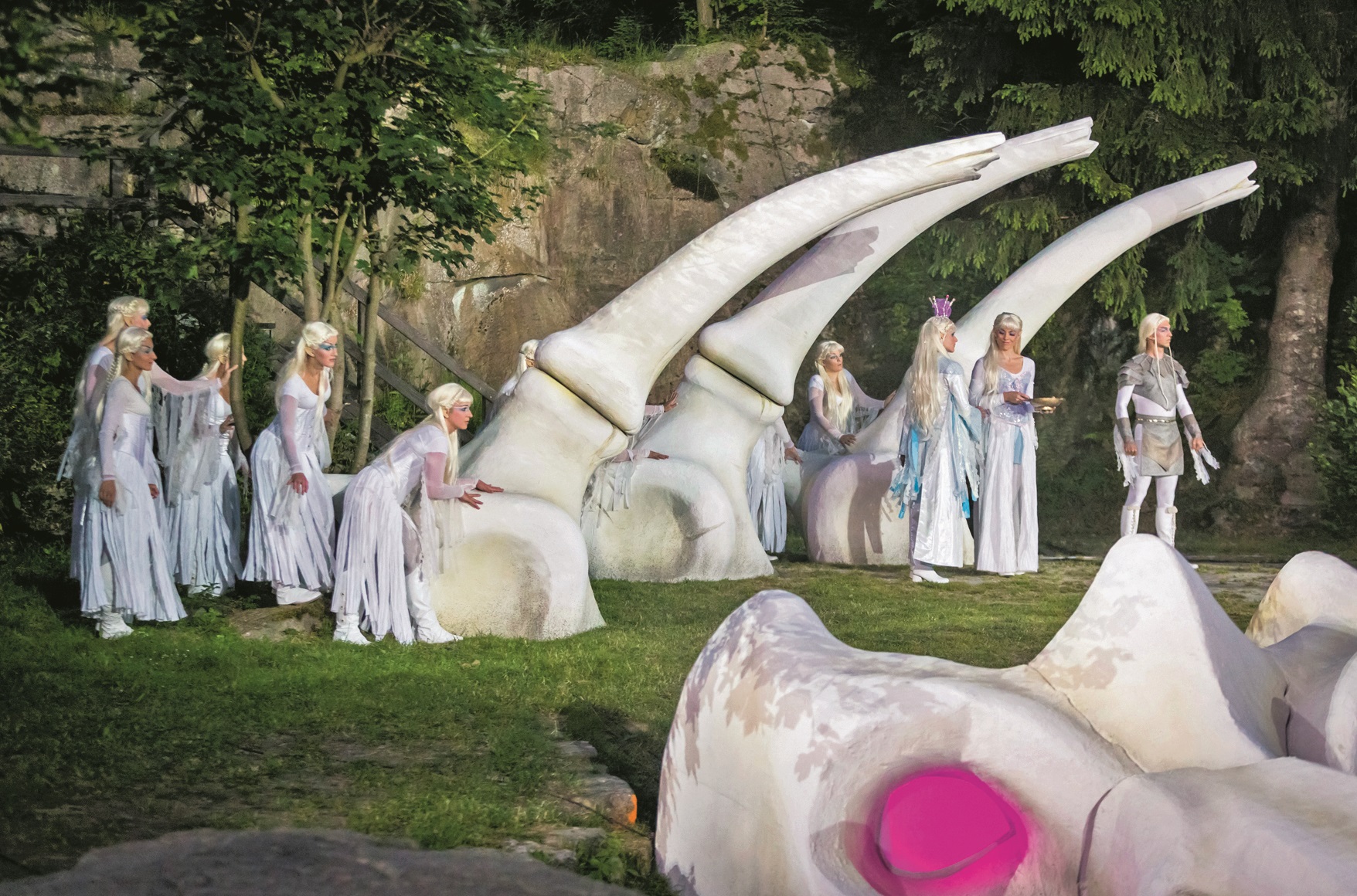 Szene aus dem Stück „Elfen-Feuer zwischen Felsen“