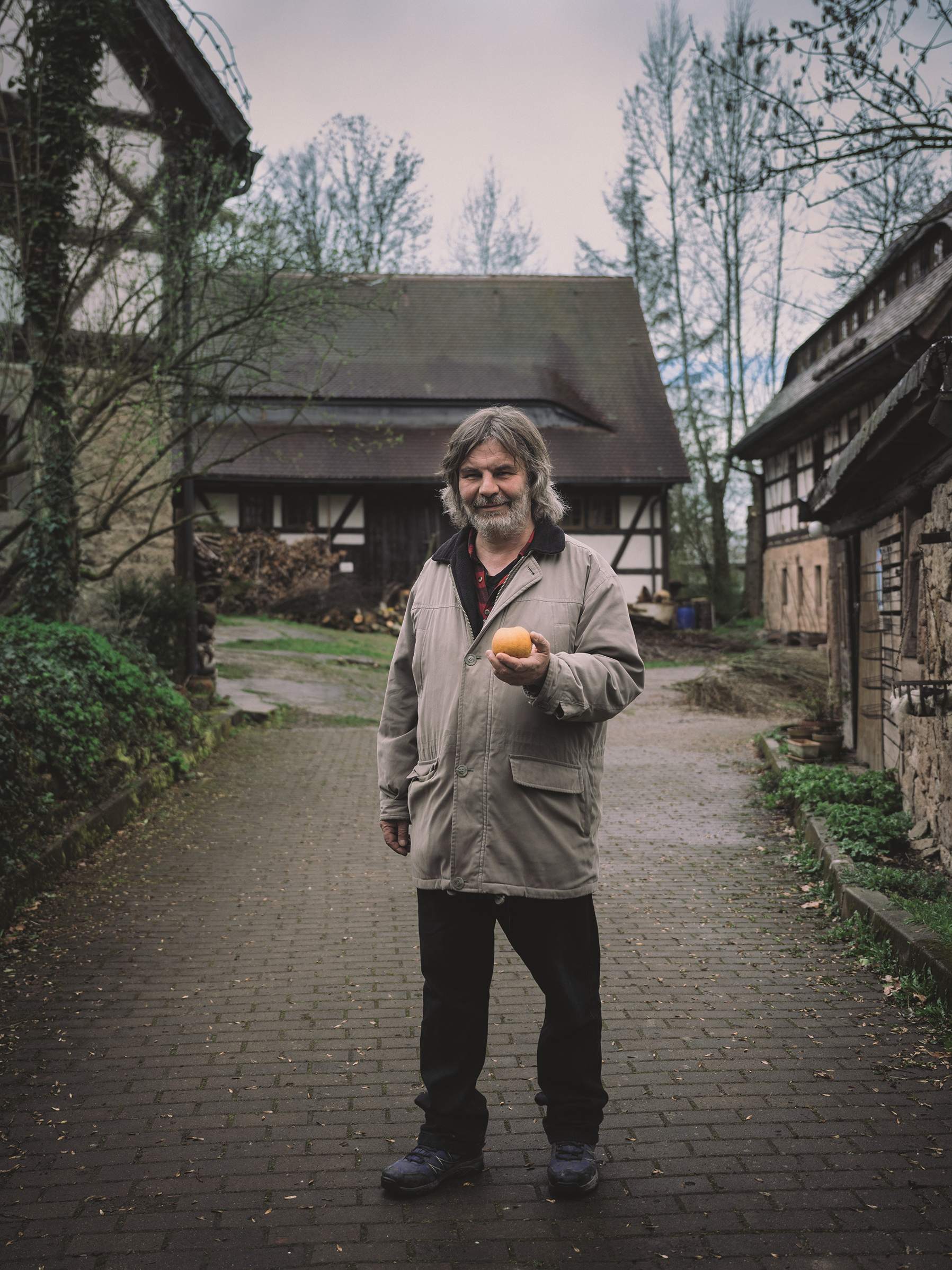 Reiner Amme präsentiert stolz seine Apfelsorten. / Foto: Felix Adler