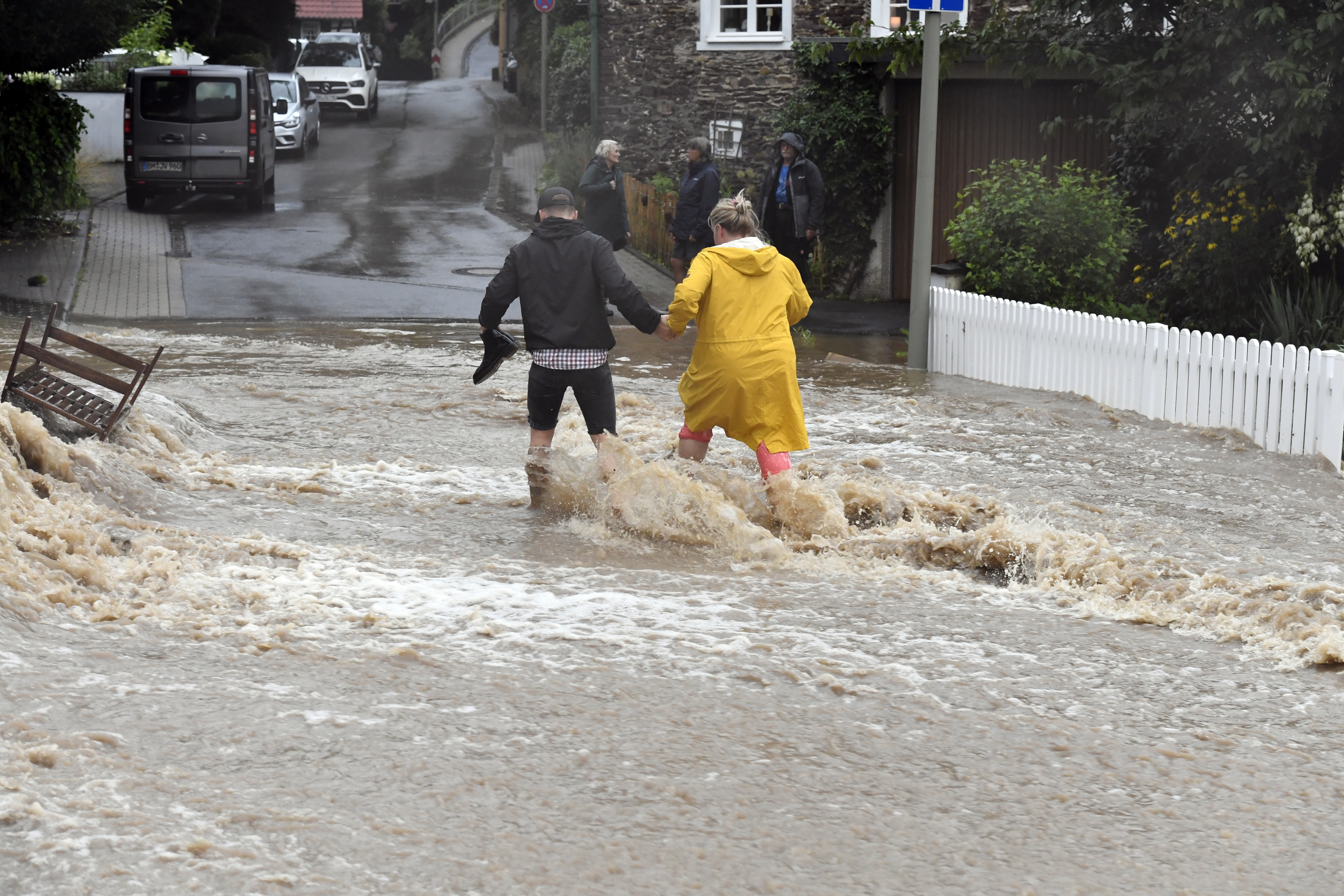 Anwohner in Balken helfen sich gegenseitig durch die überflutete Wupper