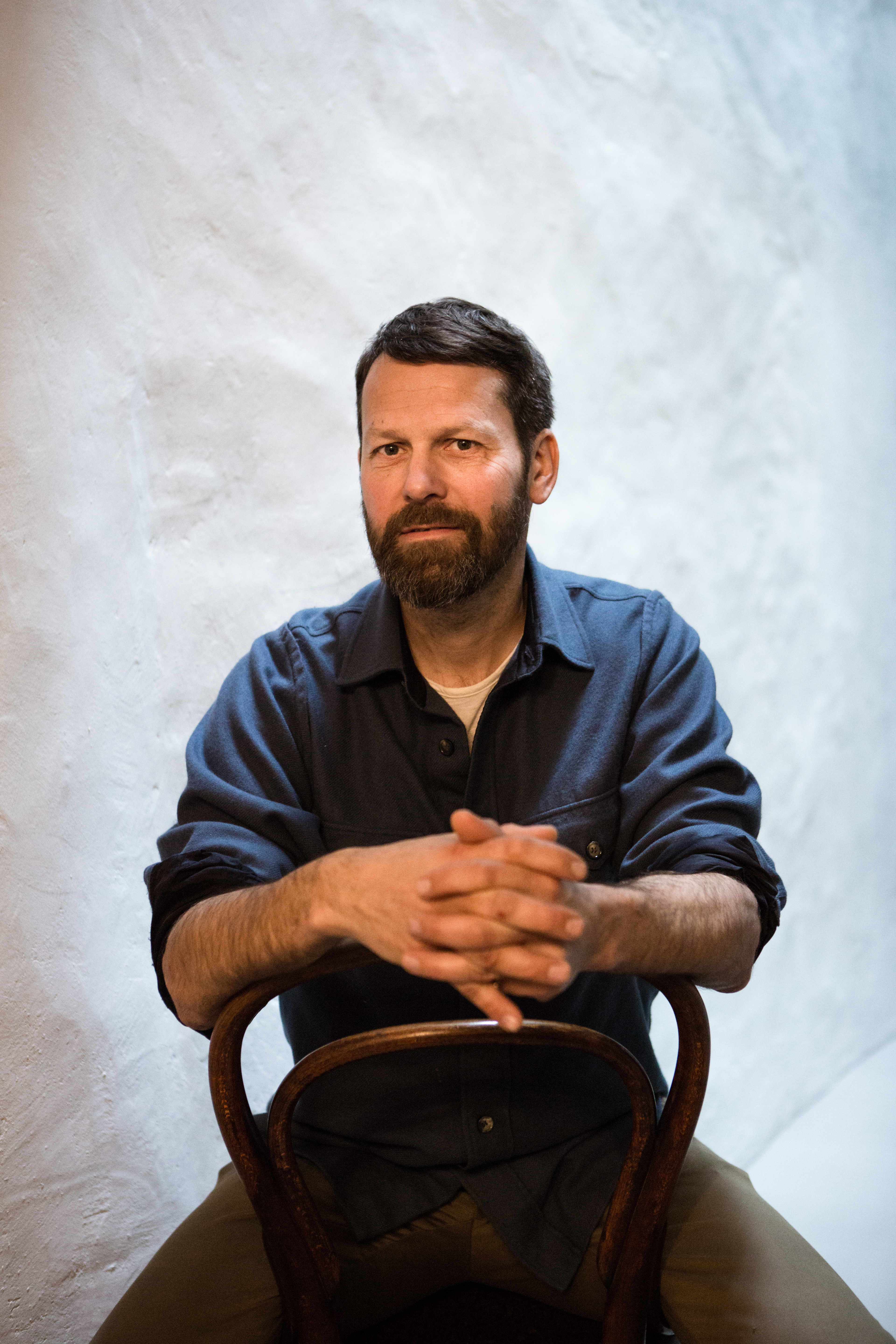 Martino Gamper auf einem Stuhl sitzend