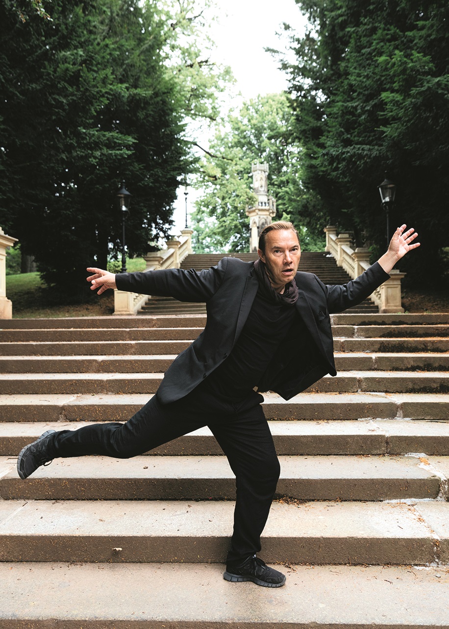 Thomas Arnold posiert auf einer Treppe im Albertpark