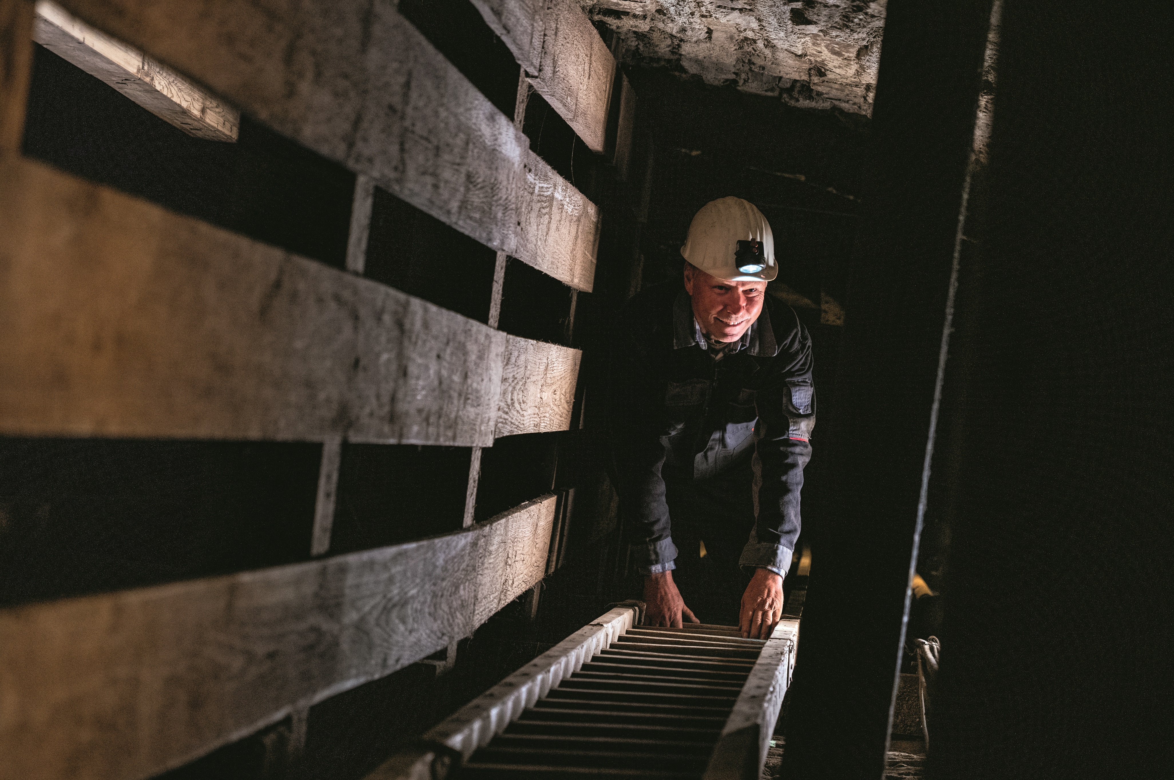 Bernd Schöhnerr von der Bergsicherung Schneeberg klettert hinab in die Tiefe