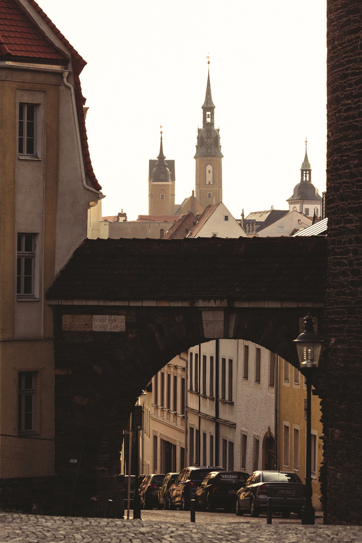Ein Blick durch das Stadttor von Freiberg