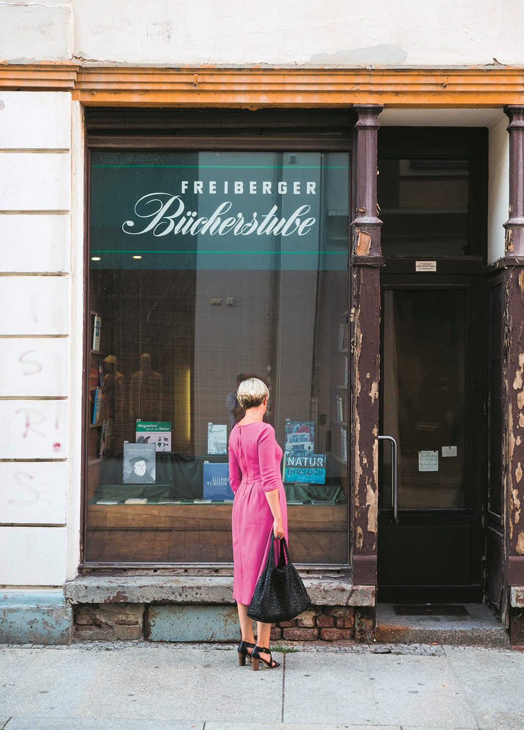 Passantin in einer Gasse der Freiberger Innenstadt