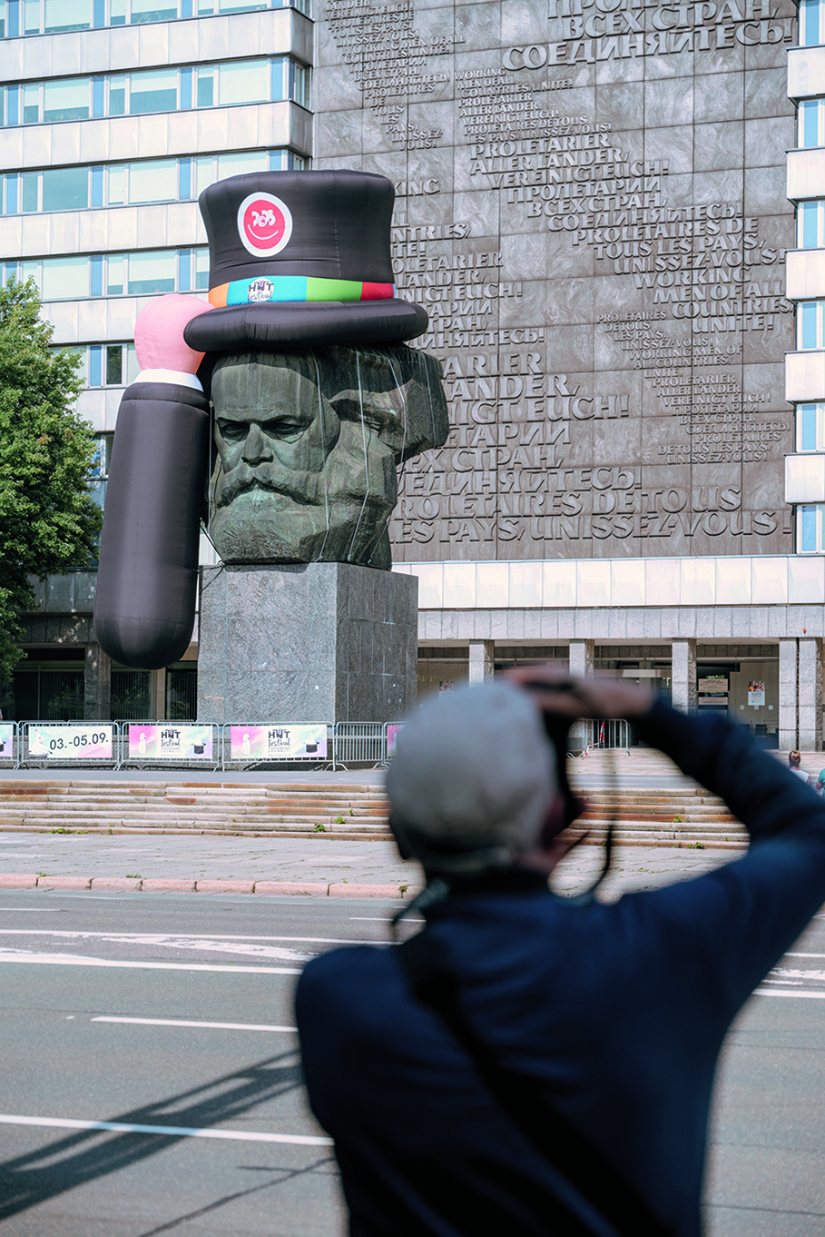 Karl Marx Statue mit Hut