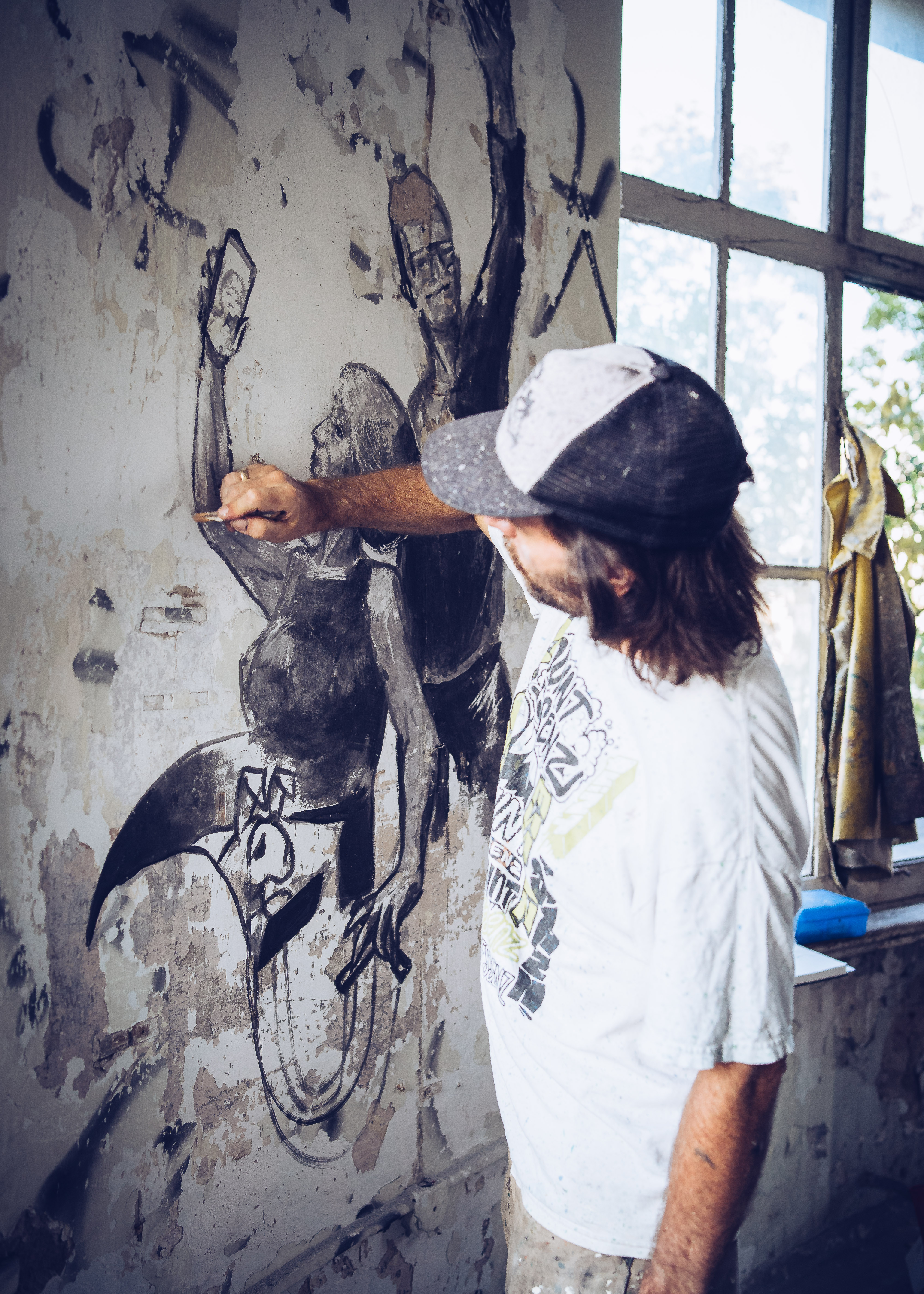 Künstler in der Nadelfabrik schafft in ein riesiges Kunstwerk im Rahmen des ibug Festivals