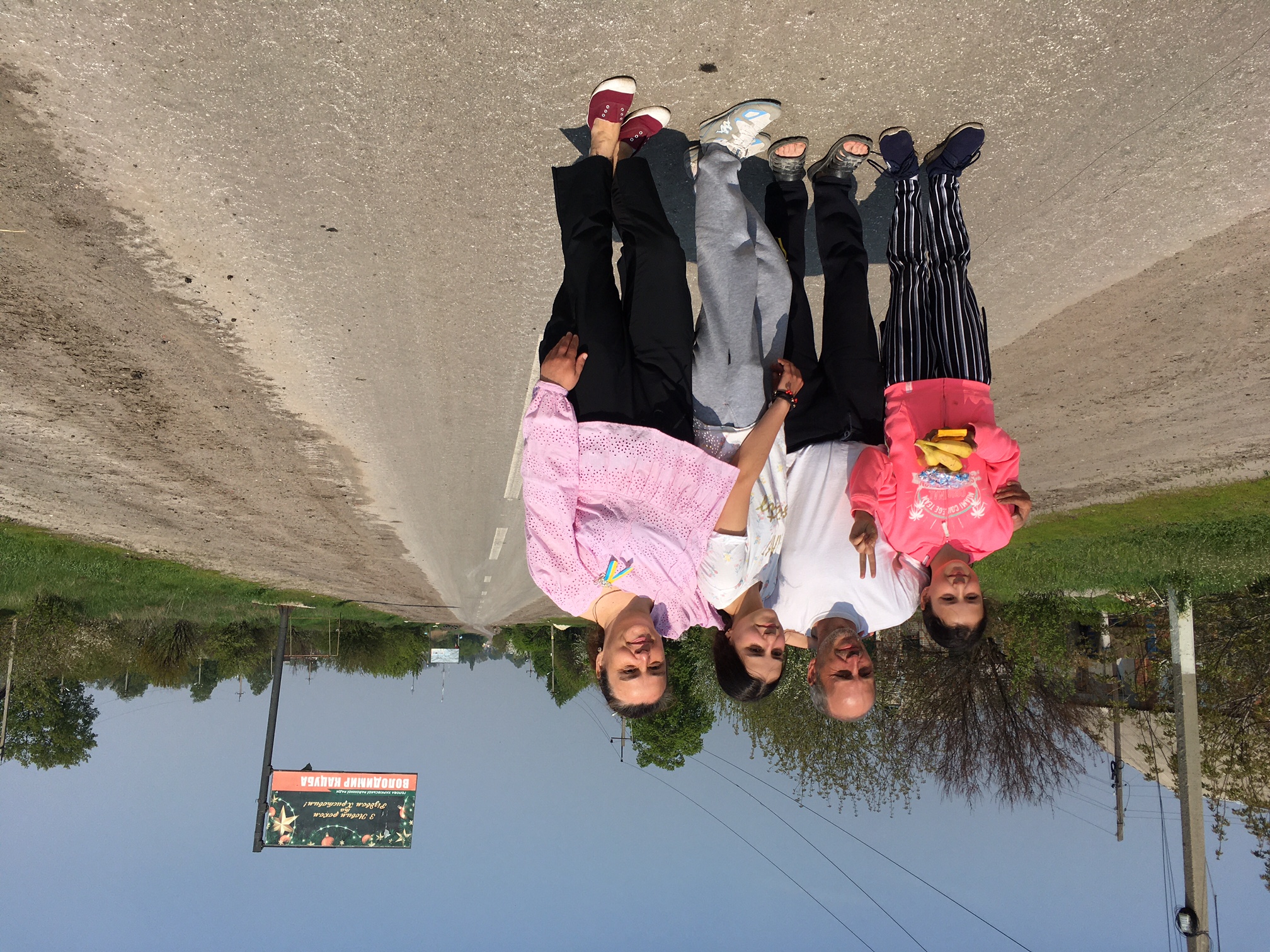 Ljuda, Oleg und die beiden Töchter auf der Hauptstraße von Zirkuny / Moritz Gathmann