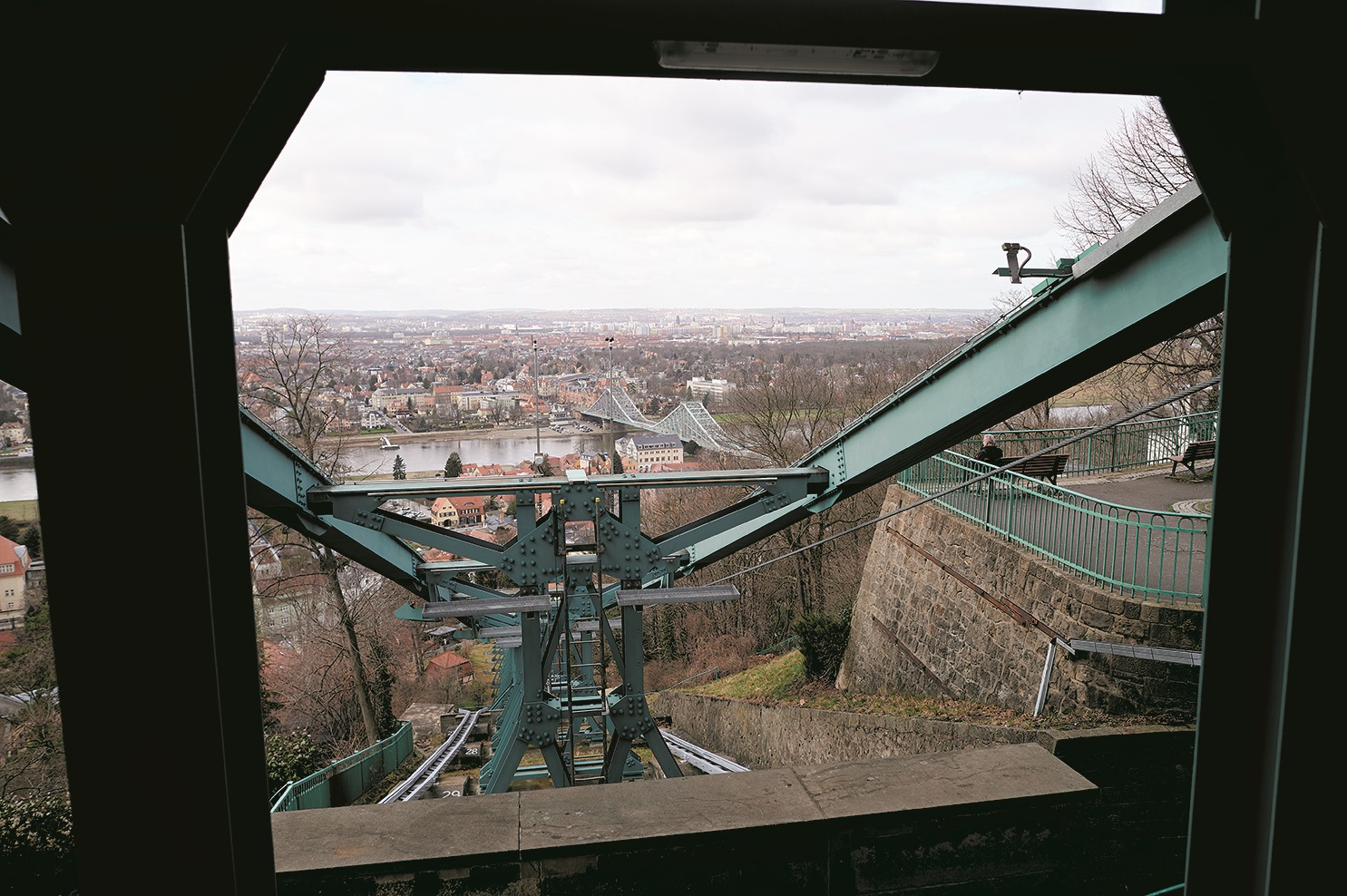 Blick von der Bergstation der Schwebebahn auf Dresden und die Elbe