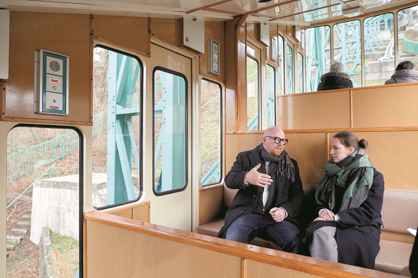 Claus und Fitzthum diskutieren in der Schwebebahn