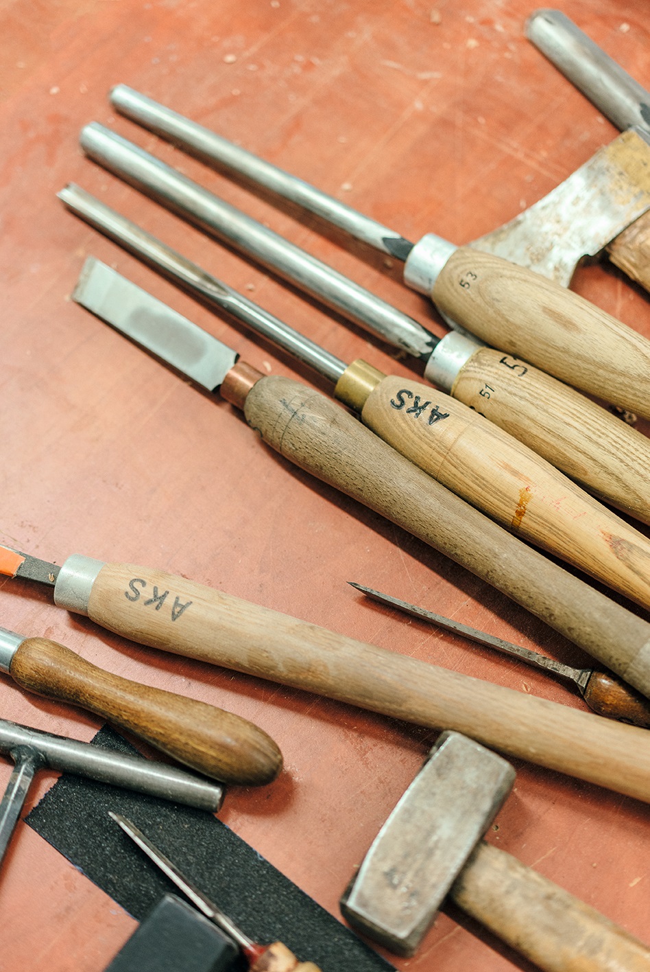 Werkzeuge liegen auf einem Tisch verteilt