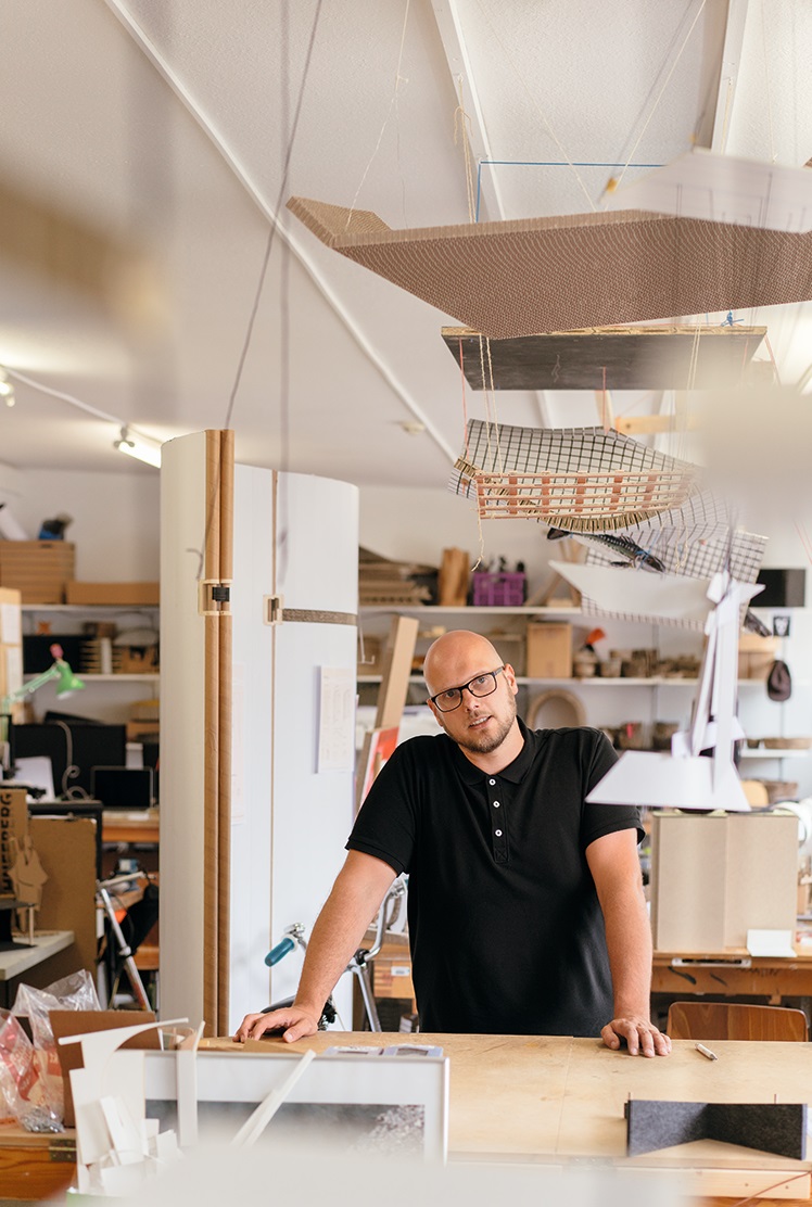 Der Holzgestalter Markus Weber in der Werkstatt