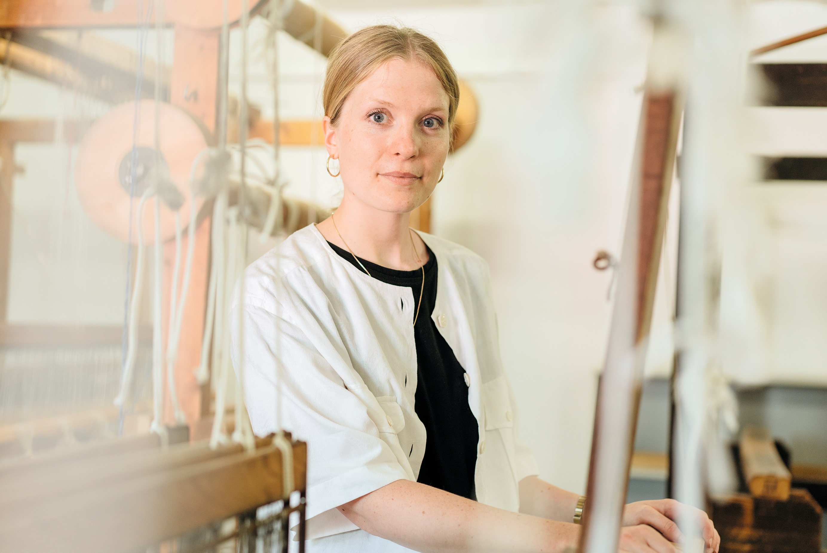 Thekla Nowak sitzt am Webstuhl