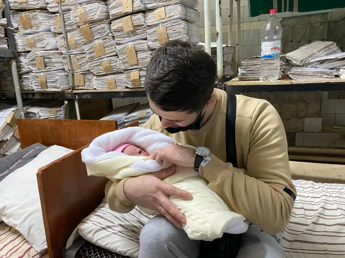 Alexej und seine neugeborene Tochter Mascha. Foto: Elena Kostjuchenko, Novaja Gazeta