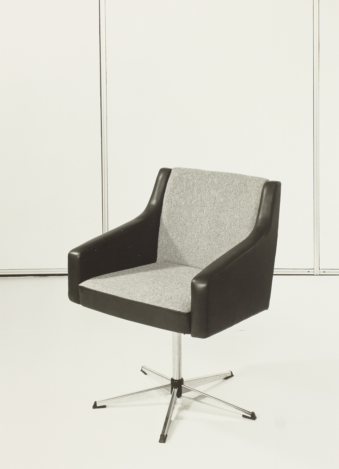 Drehstuhl mit gepolsterter Sitzfläche und Rückenlehne