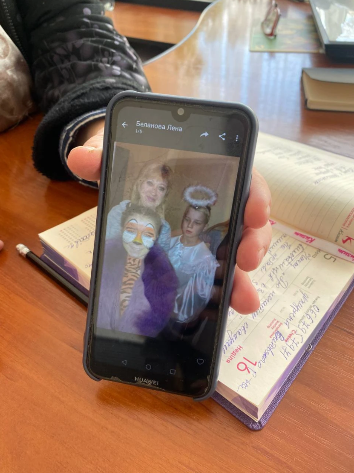 Direktorin Svetlana Kliuyko zeigt Bilder der verstorbenen Pädagogen. Auf dem Bild ist Jelena Alexandrowna Batygina zu sehen. Foto: Jelena Kostyuchenko, Nowaja Gazeta