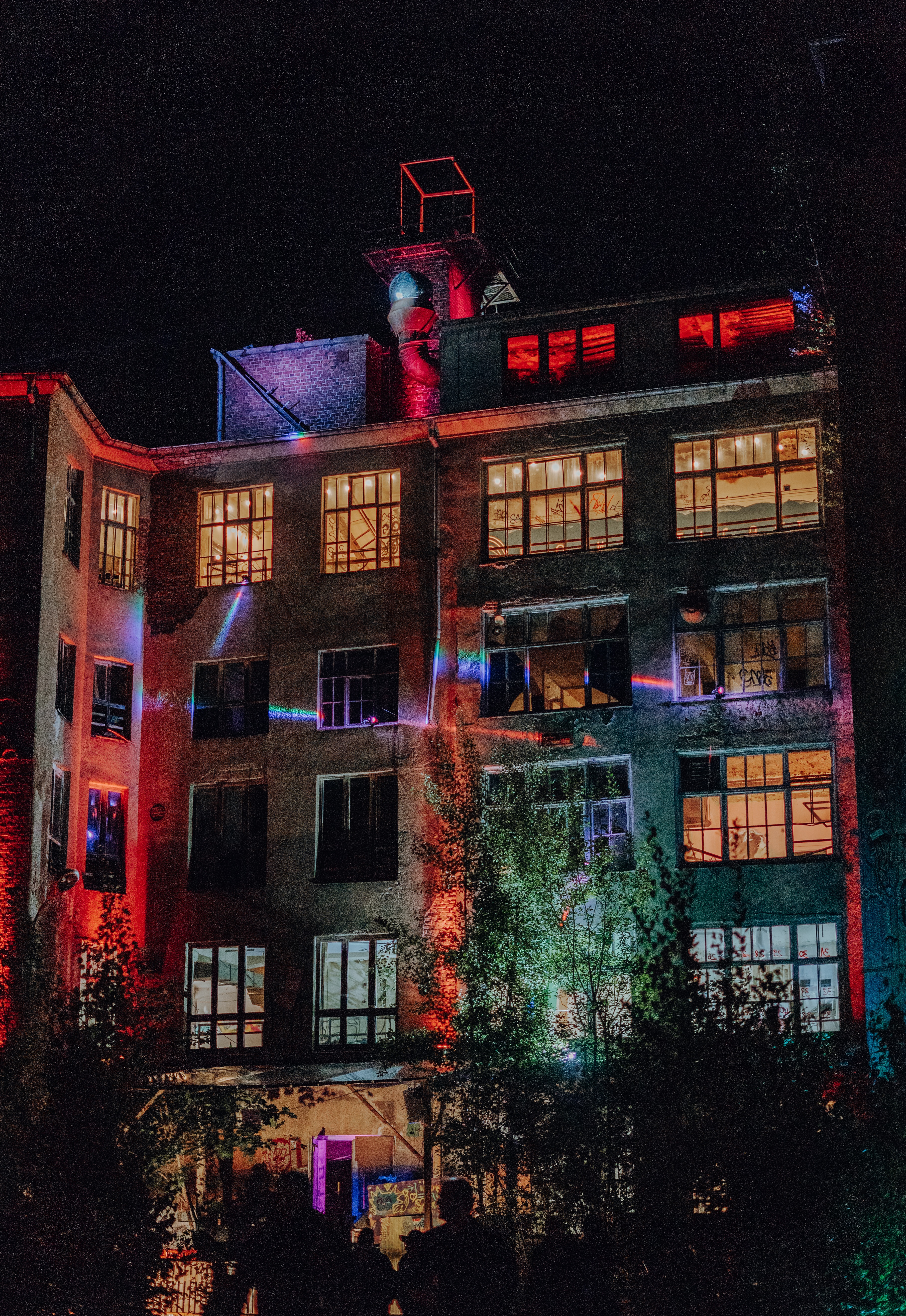 Nadelfabrik des ibug Festivals von außen, bunt beleuchtet