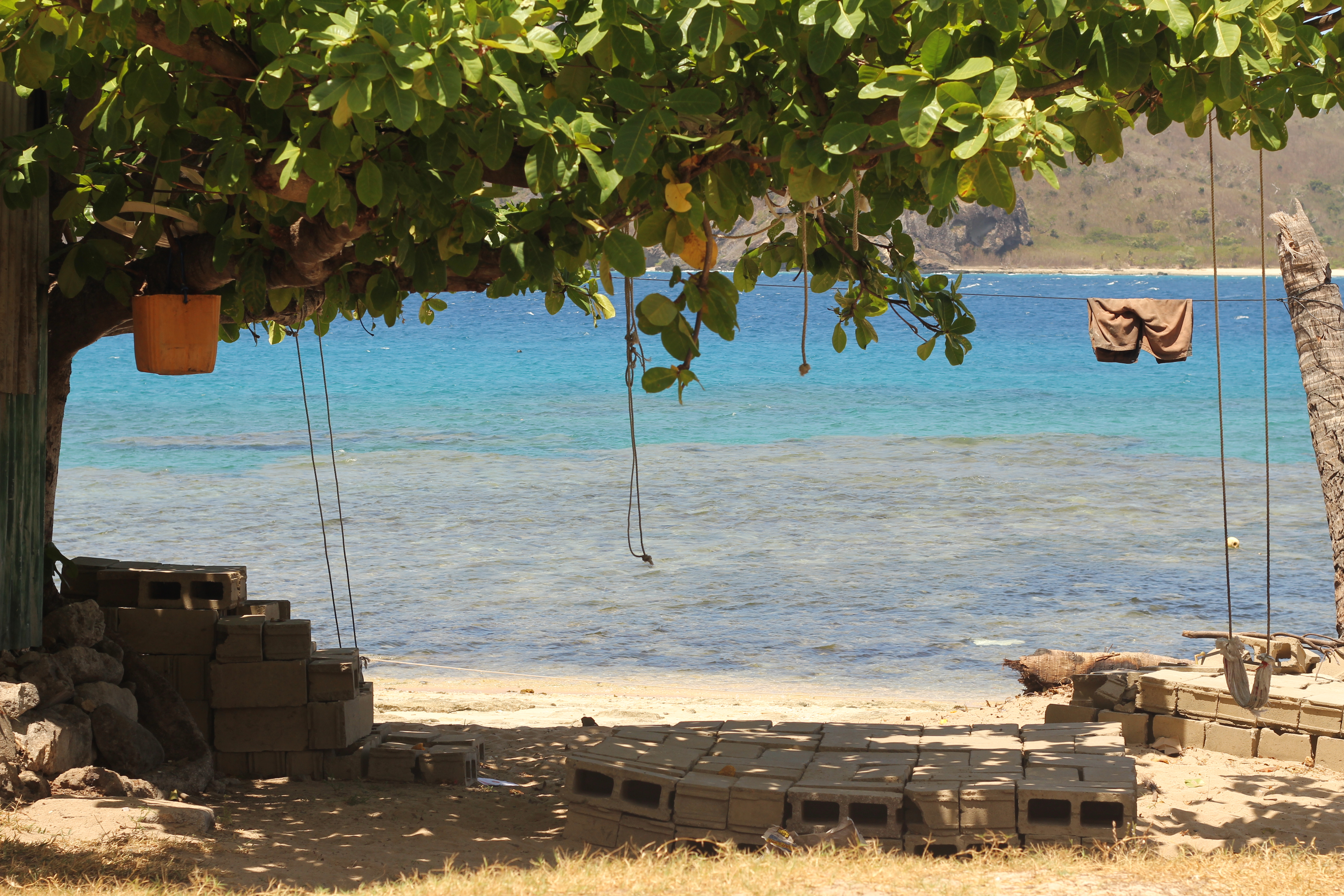Am Strand beginnen sie damit, eine Mauer zu bauen