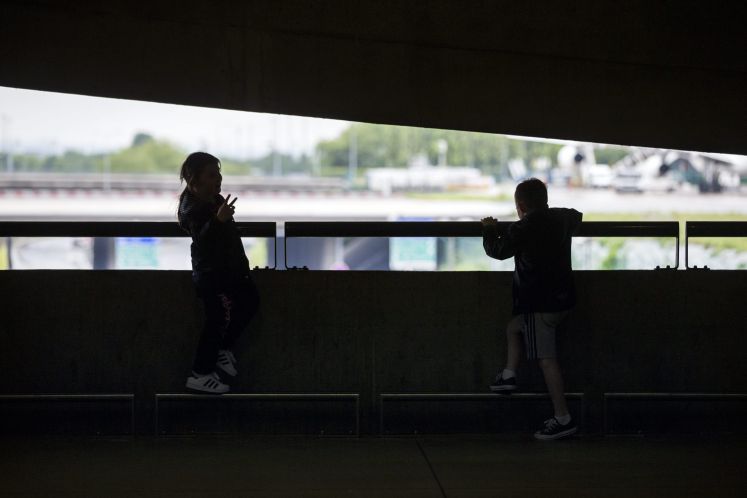 Kinder am Flughafen Charles de Gaulle in Paris