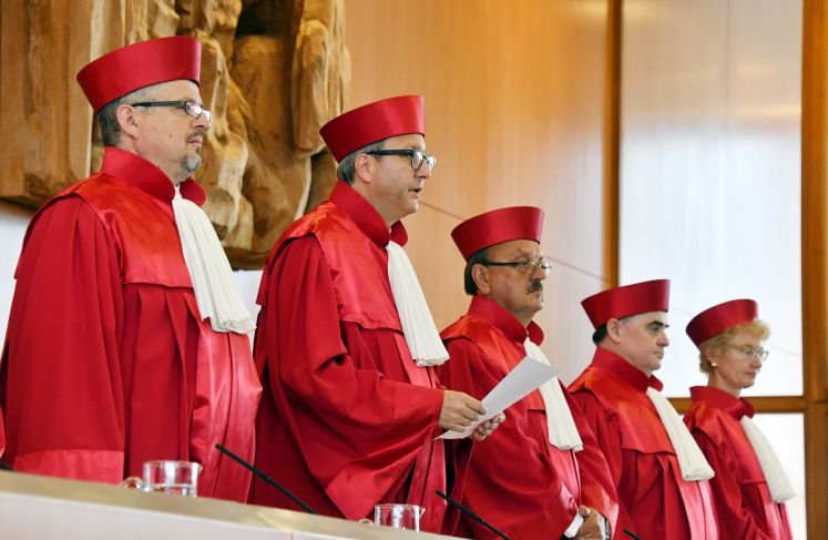 Der Zweite Senat beim Bundesverfassungsgericht in Karlsruhe (Baden-Württemberg) mit Peter Huber (l-r), Andreas Voßkuhle, (Vorsitzender des Senats und Präsident des Gerichts), Herbert Landau, Peter Müller und Doris König, verkündet am 21. Juni das Urteil zu EZB-Anleihenkäufe
