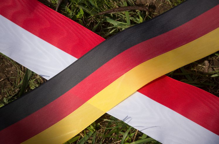 Zwei Bänder in den Nationalfarben von Deutschland und Polen