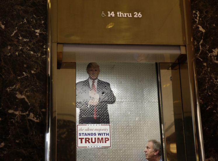 Wahlplakat für Donald Trump im Aufzug des Trump Tower in New York