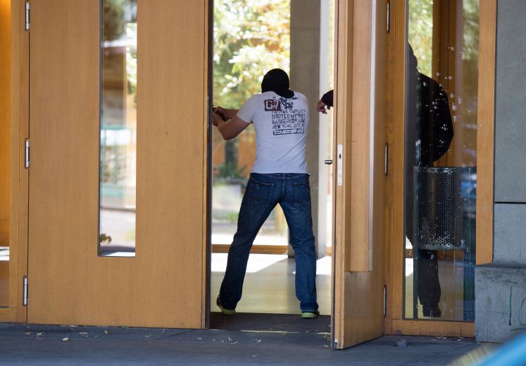 Polizisten simulieren zu Trainingszwecken einen Amoklauf in Berlin