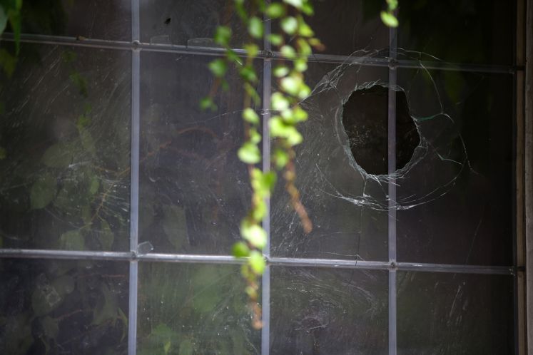 Eine kaputte Fensterscheibe in Ansbach am Ort des Anschlags