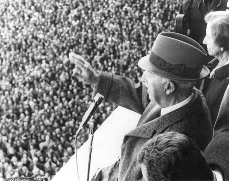 General Franco winkt vom Balkon des Schlosses in Madrid der Menschenmenge zu