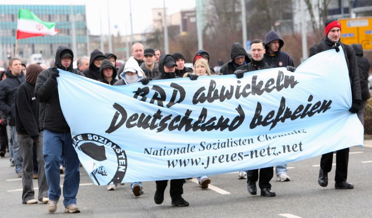Auf einer Demonstration der inzwischen verbotenen Kameradschaft „Nationale Sozialisten Chemnitz“ 2008 war eine Iran-Flagge (im Hintergrund) zu sehen