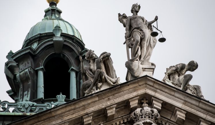 Die Justitia schmückt das Dach des Justizpalastes in München