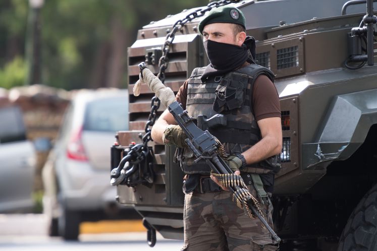 Ein türkischer Polizeioffizier hält am Montag nach dem Putsch in Istanbul Wache 