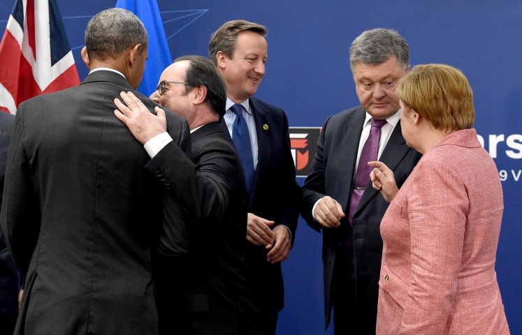 Nach dem Nato-Gipfel in Warschau verabschieden sich am 09.07.2016 Barack Obama, François Hollande, Angela Merkel, David Cameron und Petro Poroschenko