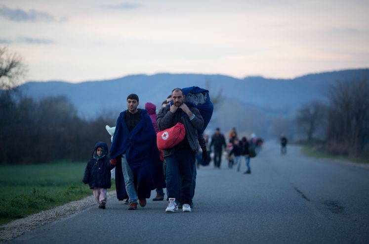 Am 06.03.2016 laufen Flüchtlinge am frühen Morgen zum Flüchtlingslager in Idomeni