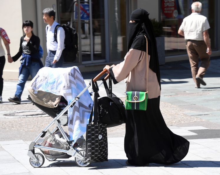 Eine Frau, die vollverschleiert ist, läuft am 07.08.2016 durch Baden-Baden