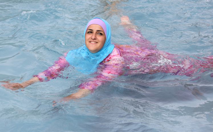 Eine Frau im Burkini in einem Freibad in Berlin