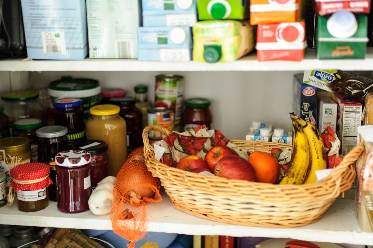 Eine Speisekammer, gefüllt mit Vorräten