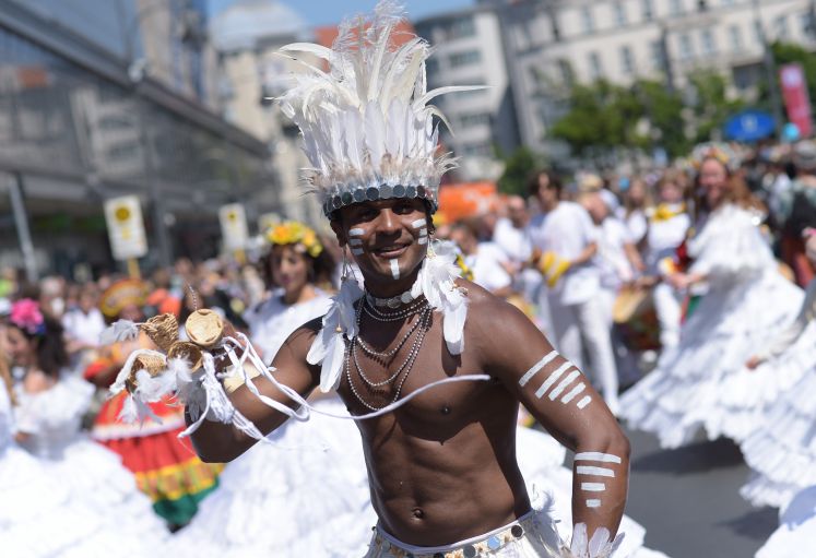 Ein brasilianischer Tänzer beim Karneval der Kulturen in Berlin