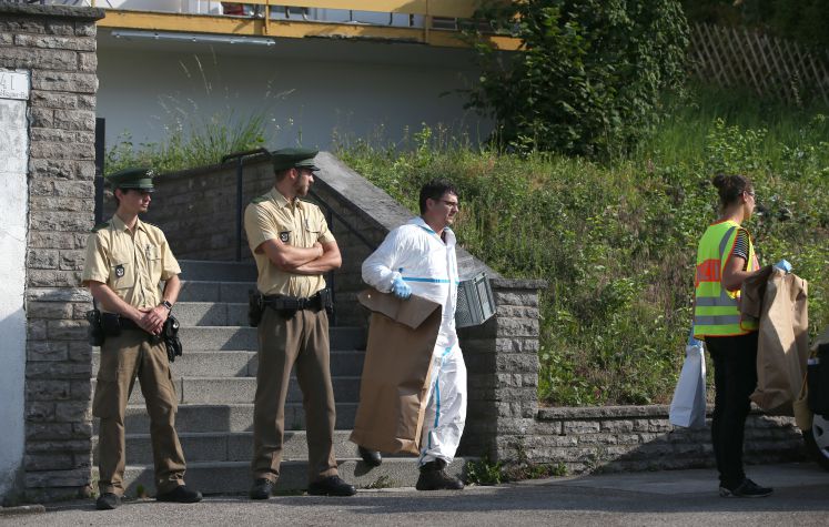 Nach der Bombenexplosion bei einem Open-Air-Festival in Ansbach beschlagnahmt die Polizei Gegenstände aus der Flüchtlingsunterkunft des Attentäters 