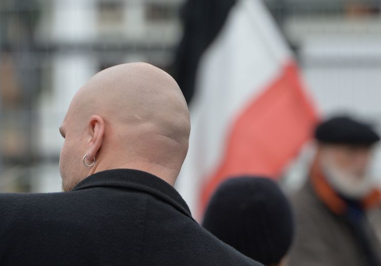 Ein glatzköpfiger Teilnehmer eines Neonazi-Netzwerks.
