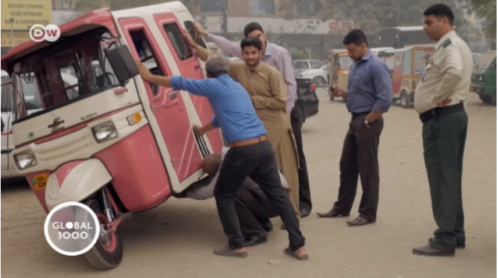 Die rosa Rikscha von Parveen Bibi wird von Mitarbeitern der Zulassungsbehörde inspiziert 