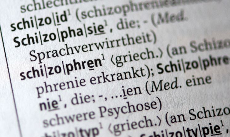 Auf der Seite eines Wörterbuchs wird der Begriff "schizophren" erklärt.