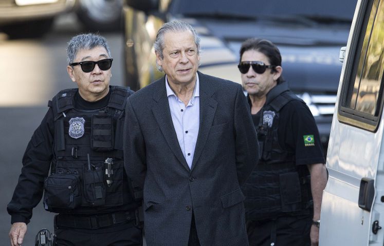 José Dirceu, Stabschef des brasilianischen Ex-Präsidenten Lula Da Silva, wird abgeführt. Er wurde zweimal zu langen Haftstrafen verurteilt.