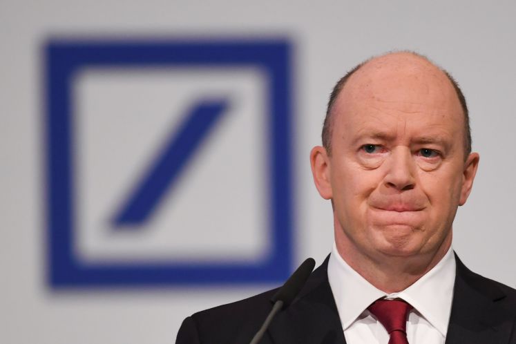 John Cryan, Chef der Deutschen Bank, spricht auf der Hauptversammlung der Bank in der Festhalle in Frankfurt am Main