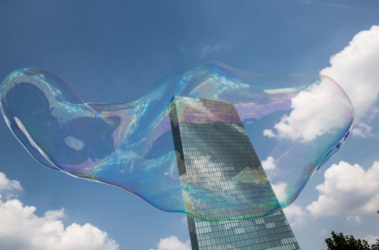 Blase vor dem EZB-Gebäude in Frankfurt am Main